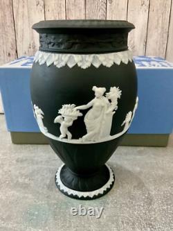 Vase grand et abondant en jaspe blanc sur noir Wedgwood en jaspe, rare et en boîte