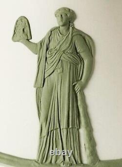 Vase grec en jaspe vert sur fond blanc Wedgwood