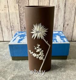 Vase haut en jaspe chocolat Wedgwood blanc sur brun en jaspe Prunus, boîte 16,5 cm