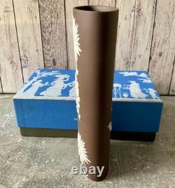 Vase haut en jaspe chocolat Wedgwood blanc sur brun en jaspe Prunus, boîte 16,5 cm