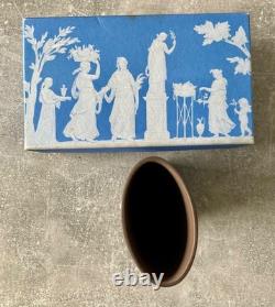 Vase haut en jaspe chocolat Wedgwood blanc sur brun en jaspe Prunus, boîte 16,5 cm