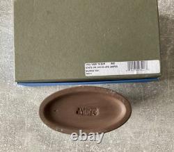 Vase haut en jaspe chocolat Wedgwood blanc sur brun en jaspe Prunus, boîte 16,5 cm