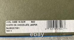 Vase haut en jaspe chocolat Wedgwood blanc sur brun en jaspe Prunus, boîte 16,5 cm