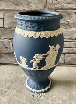 Vase large abondant en jaspe Wedgwood blanc sur jaspe bleu de Portland, rare