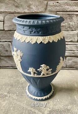 Vase large abondant en jaspe Wedgwood blanc sur jaspe bleu de Portland, rare
