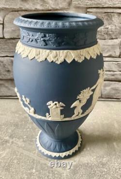 Vase large abondant en jaspe Wedgwood blanc sur jaspe bleu de Portland, rare