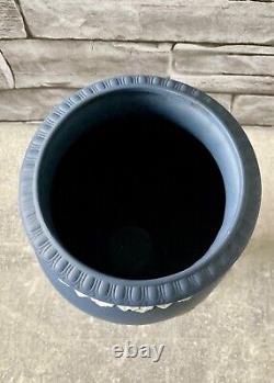 Vase large abondant en jaspe Wedgwood blanc sur jaspe bleu de Portland, rare