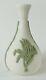 Vase Miniature Wedgwood Jasperware Vert Et Blanc Avec Motif De Griffe De Kangourou Australien