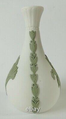 Vase miniature Wedgwood Jasperware vert et blanc avec motif de Griffe de Kangourou Australien