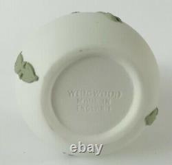 Vase miniature Wedgwood Jasperware vert et blanc avec motif de Griffe de Kangourou Australien