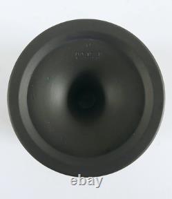 Vase noir en jaspe Wedgwood Arcadian sur pied