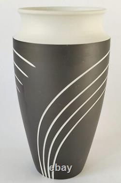 Vase noir en jaspe Wedgwood Symétrie 7 pouces