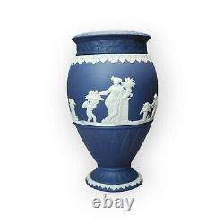 Vase opulent Wedgwood Jasperware 8 crème sur porcelaine bleue Portland Angleterre