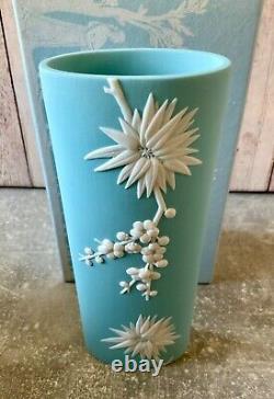 Vase ovale large en jaspe Wedgwood blanc sur jaspe turquoise rare dans sa boîte