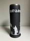 Vase Porte-allumettes Ancien Wedgwood Du Xixe Si&egrave;cle En Jasperware &agrave; Engobe Noir, &agrave; D&eacute;cor Arcadien Et Col En Maillechort Argent&eacute; (epns)