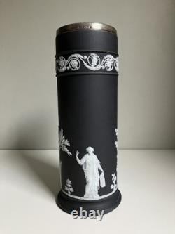 Vase porte-allumettes ancien Wedgwood du XIXe siècle en jasperware à engobe noir, à décor arcadien et col en maillechort argenté (EPNS)
