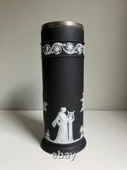 Vase porte-allumettes ancien Wedgwood du XIXe siècle en jasperware à engobe noir, à décor arcadien et col en maillechort argenté (EPNS)