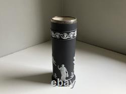 Vase porte-allumettes ancien Wedgwood du XIXe siècle en jasperware à engobe noir, à décor arcadien et col en maillechort argenté (EPNS)