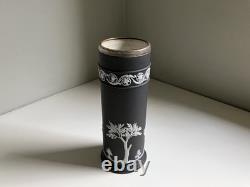 Vase porte-allumettes ancien Wedgwood du XIXe siècle en jasperware à engobe noir, à décor arcadien et col en maillechort argenté (EPNS)