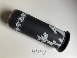 Vase porte-allumettes ancien Wedgwood du XIXe siècle en jasperware à engobe noir, à décor arcadien et col en maillechort argenté (EPNS)