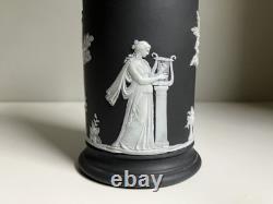 Vase porte-allumettes ancien Wedgwood du XIXe siècle en jasperware à engobe noir, à décor arcadien et col en maillechort argenté (EPNS)