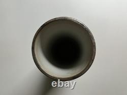 Vase porte-allumettes ancien Wedgwood du XIXe siècle en jasperware à engobe noir, à décor arcadien et col en maillechort argenté (EPNS)