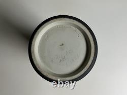Vase porte-allumettes ancien Wedgwood du XIXe siècle en jasperware à engobe noir, à décor arcadien et col en maillechort argenté (EPNS)