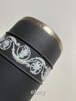 Vase porte-allumettes ancien Wedgwood du XIXe siècle en jasperware à engobe noir, à décor arcadien et col en maillechort argenté (EPNS)