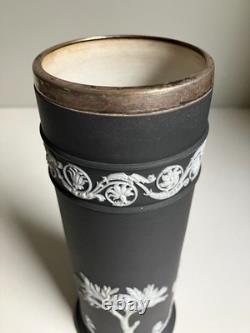 Vase porte-allumettes ancien Wedgwood du XIXe siècle en jasperware à engobe noir, à décor arcadien et col en maillechort argenté (EPNS)