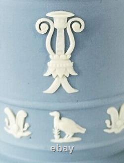 Vase renversé égyptien en jaspe bleu Wedgwood
