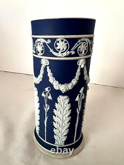 Vase renversé en acanthe Acanthe précoce de Wedgwood du XIXe siècle en blanc parfait