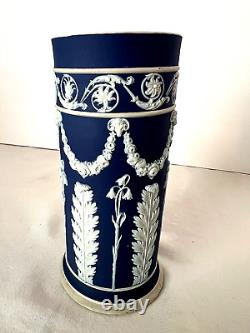 Vase renversé en acanthe Acanthe précoce de Wedgwood du XIXe siècle en blanc parfait