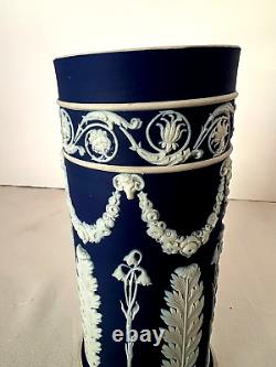 Vase renversé en acanthe Acanthe précoce de Wedgwood du XIXe siècle en blanc parfait