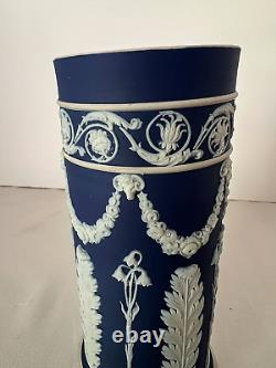 Vase renversé en acanthe Acanthe précoce de Wedgwood du XIXe siècle en blanc parfait