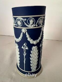 Vase renversé en acanthe Acanthe précoce de Wedgwood du XIXe siècle en blanc parfait