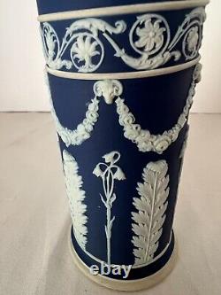 Vase renversé en acanthe Acanthe précoce de Wedgwood du XIXe siècle en blanc parfait