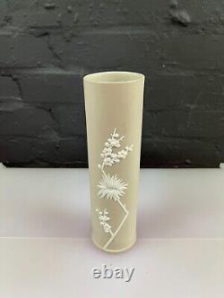 Vase renversé en jaspe Wedgwood rare couleur taupe avec motif de fleurs de prunus et de cerisier de 23,8 CM