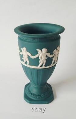 Vase sur pied Wedgwood Jasper vert épinette avec chérubins en jasperware Vase sur pied Wedgwood Jasper vert épinette avec chérubins en jasperware
