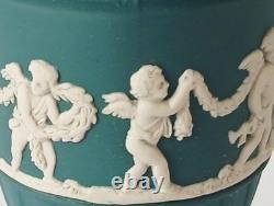 Vase sur pied Wedgwood Jasper vert épinette avec chérubins en jasperware Vase sur pied Wedgwood Jasper vert épinette avec chérubins en jasperware