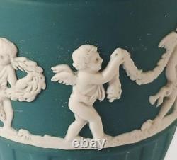 Vase sur pied Wedgwood Jasper vert épinette avec chérubins en jasperware