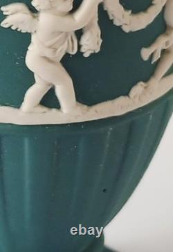 Vase sur pied Wedgwood Jasper vert épinette avec chérubins en jasperware Vase sur pied Wedgwood Jasper vert épinette avec chérubins en jasperware