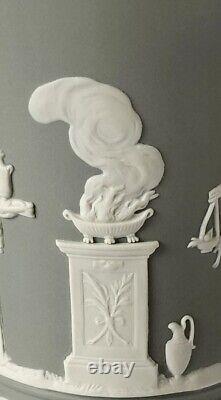 Vase sur pied en jaspe gris Wedgwood Arcadian
