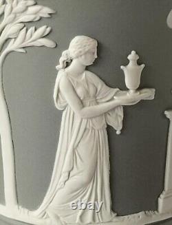 Vase sur pied en jaspe gris Wedgwood Arcadian