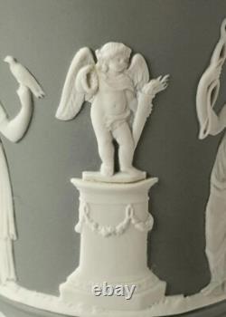Vase sur pied en jaspe gris Wedgwood Arcadian