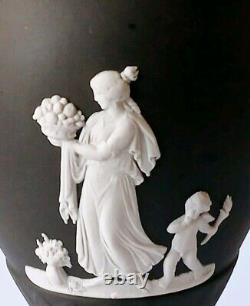 Vase sur pied en jaspe noir Wedgwood scènes classiques
