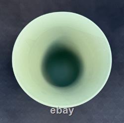 Vase sur pied en jaspe vert sauge Wedgwood Arcadian 19 cm Staffordshire 1973
