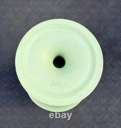 Vase sur pied en jaspe vert sauge Wedgwood Arcadian 19 cm Staffordshire 1973