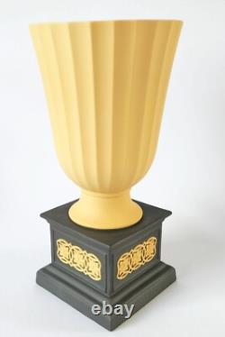 Vase sur piédestal en jaspe noir Wedgwood Jasperware Minerve Collection Bibliothèque