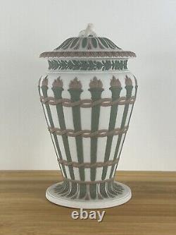 Vase torche en jasperware tricolore de Wedgwood du XIXe siècle