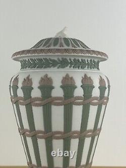 Vase torche en jasperware tricolore de Wedgwood du XIXe siècle